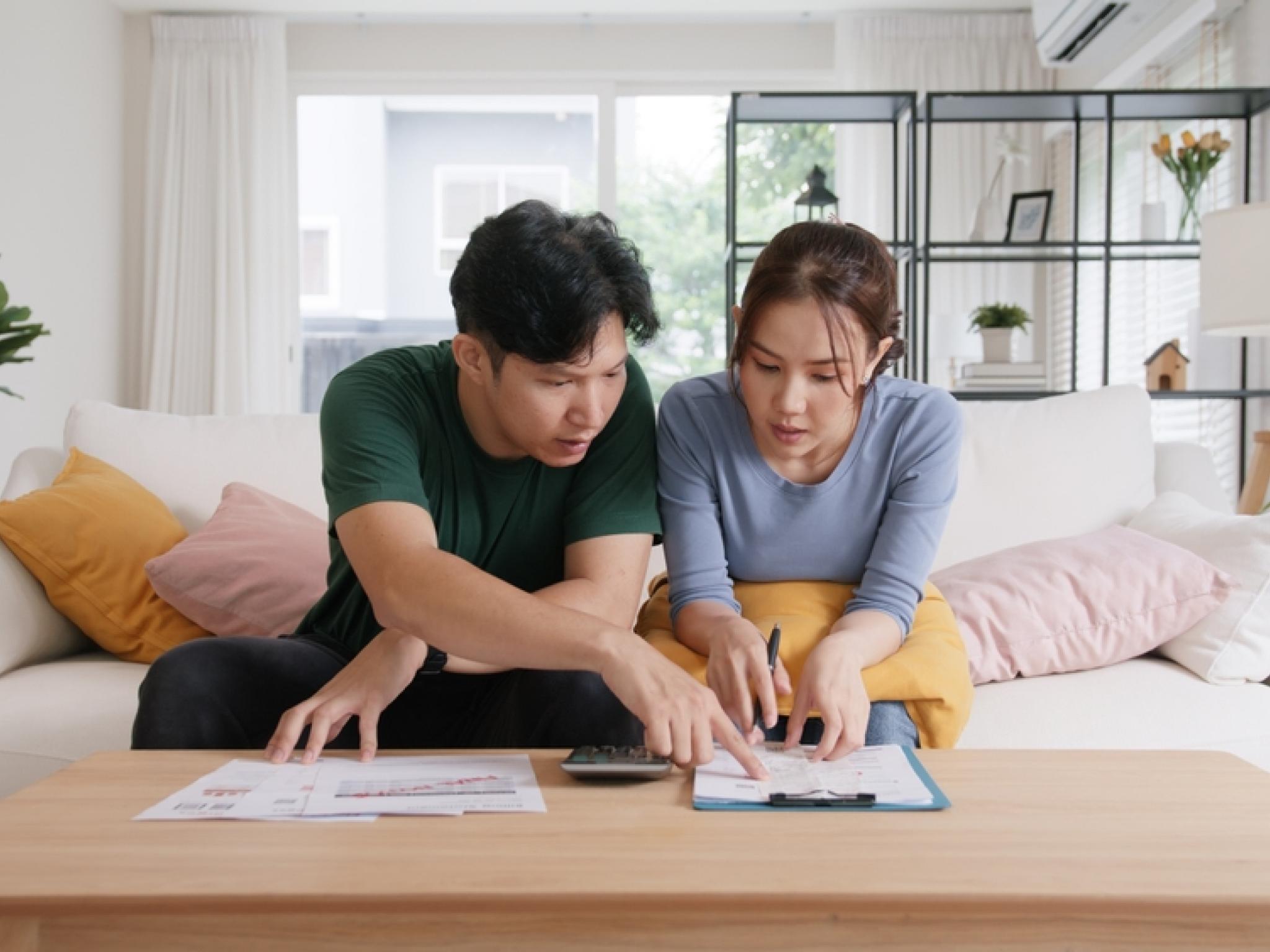 Consumer Confidence Declines As Worries Over Economy Persist